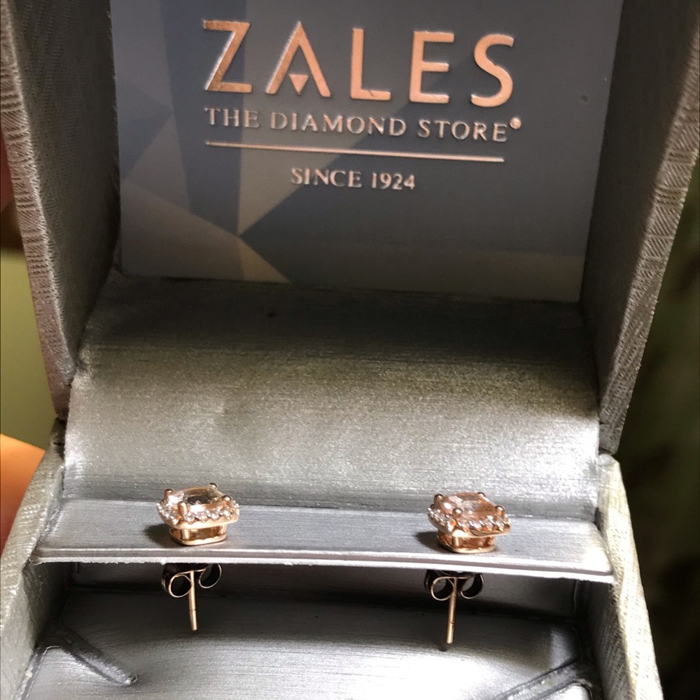 REAL🥰 ROSE GOLD DIAMOND STUDS - Picture 7 of 7